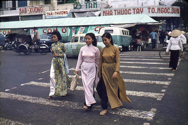 my-nu-viet-xua-that-day-lung-ong-voi-ta-ao-dai-thuot-tha.jpg