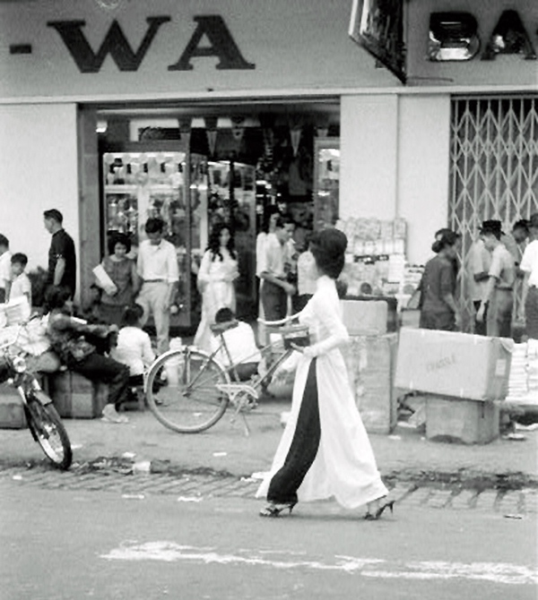 my-nu-viet-xua-that-day-lung-ong-voi-ta-ao-dai-thuot-tha.jpg