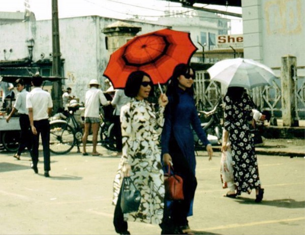 my-nu-viet-xua-that-day-lung-ong-voi-ta-ao-dai-thuot-tha.jpg