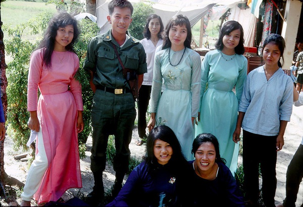 my-nu-viet-xua-that-day-lung-ong-voi-ta-ao-dai-thuot-tha.jpg