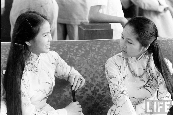 my-nu-viet-xua-that-day-lung-ong-voi-ta-ao-dai-thuot-tha.jpg