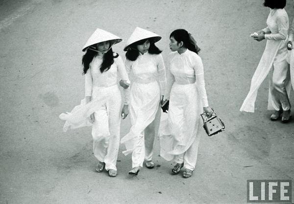 my-nu-viet-xua-that-day-lung-ong-voi-ta-ao-dai-thuot-tha.jpg