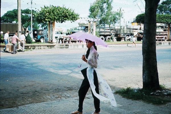 my-nu-viet-xua-that-day-lung-ong-voi-ta-ao-dai-thuot-tha.jpg