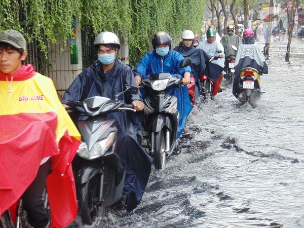 Mưa lớn, nhiều tuyến đường Sài Gòn chìm sâu trong 
