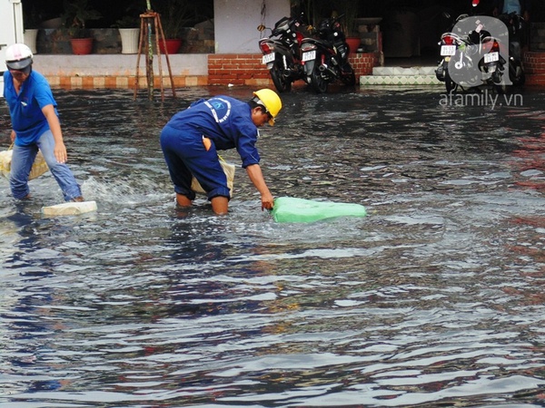 Mưa lớn, nhiều tuyến đường Sài Gòn chìm sâu trong 