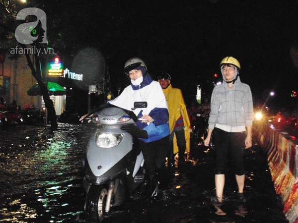 Mưa lớn, nhiều tuyến đường Sài Gòn chìm sâu trong 