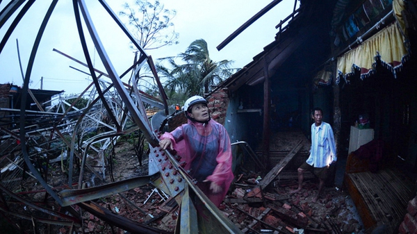Cộng đồng mạng xúc động chia sẻ hình ảnh miền Trung vật vã trong bão lũ 13