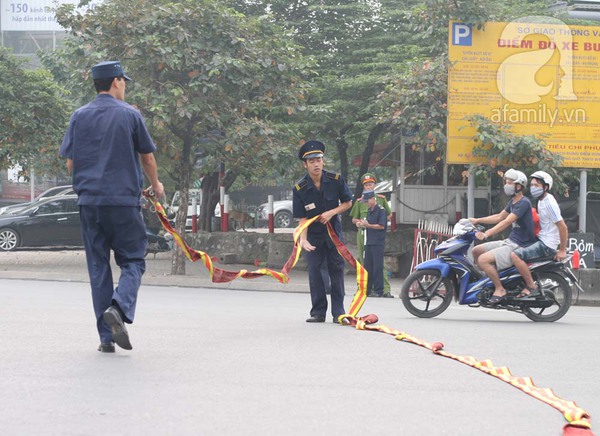 Đông nghịt người dân xuống phố đưa tiễn Đại tướng Võ Nguyên Giáp 9