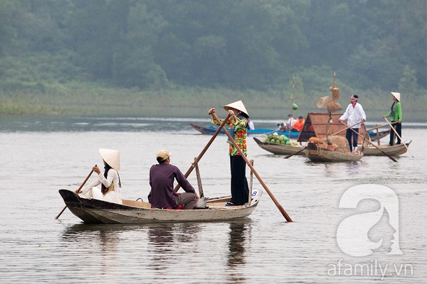 Duyên dáng những cô gái miền Tây trong phiên chợ nổi giữa lòng Thủ Đô 2