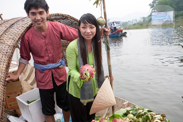 Duyên dáng những cô gái miền Tây trong phiên chợ nổi giữa lòng Thủ Đô 7