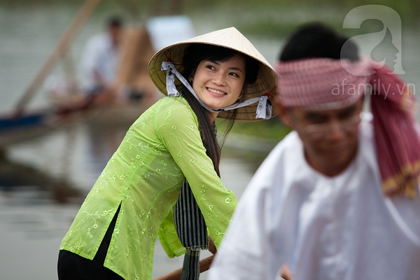 Duyên dáng những cô gái miền Tây trong phiên chợ nổi giữa lòng Thủ Đô 5