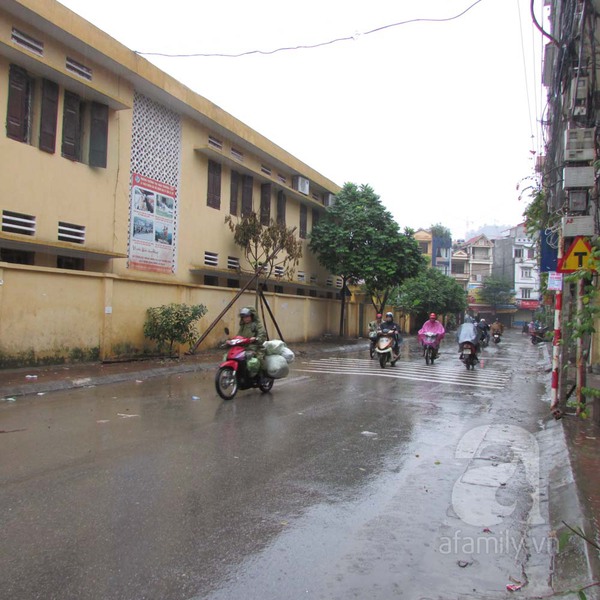 Hà Nội mưa đã ngớt, trường học đóng cửa im lìm 10