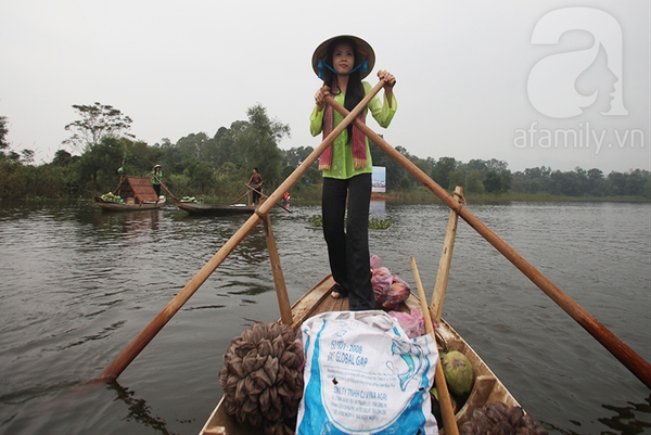 Duyên dáng những cô gái miền Tây trong phiên chợ nổi giữa lòng Thủ Đô 19