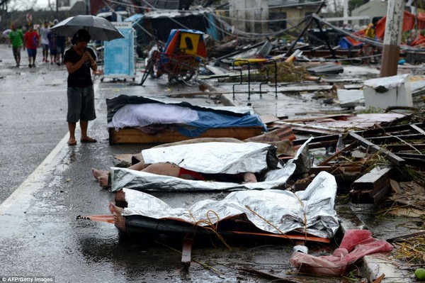 2/5 số thi thể nạn nhân sau bão ở Philippines là trẻ em 3