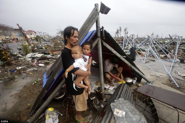 2/5 số thi thể nạn nhân sau bão ở Philippines là trẻ em 2
