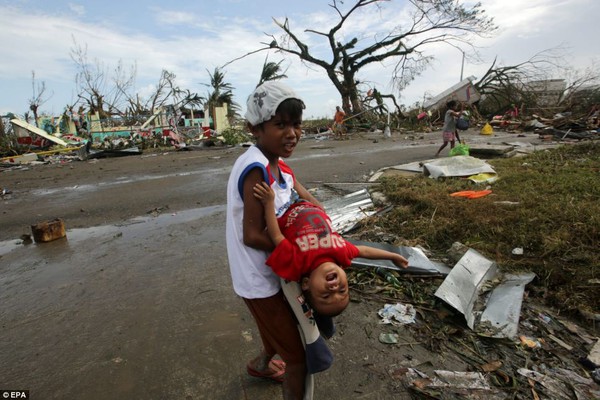 2/5 số thi thể nạn nhân sau bão ở Philippines là trẻ em 4