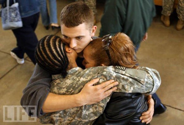 Những khoảnh khắc chia tay xúc động của người lính trên tạp chí Life 16