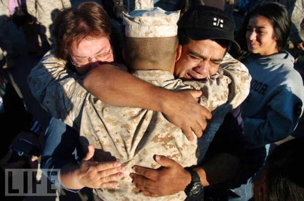 Những khoảnh khắc chia tay xúc động của người lính trên tạp chí Life 24