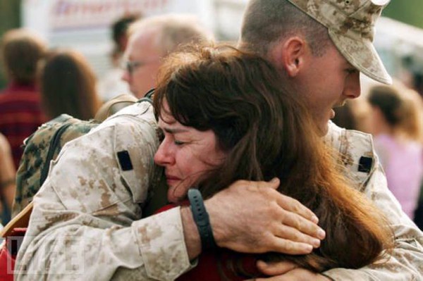 Những khoảnh khắc chia tay xúc động của người lính trên tạp chí Life 28