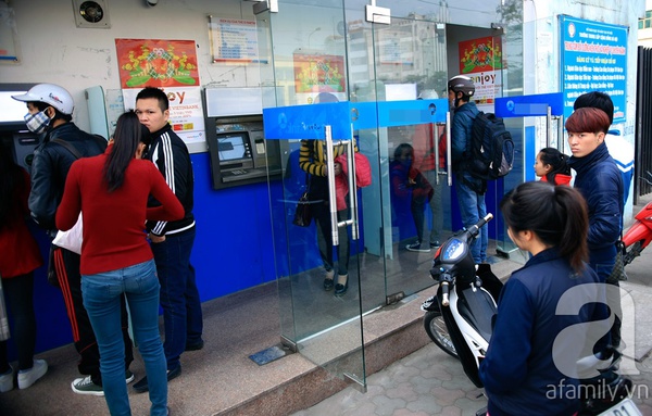 Rồng rắn xếp hàng trước cây ATM để rút tiền tiêu Tết 6