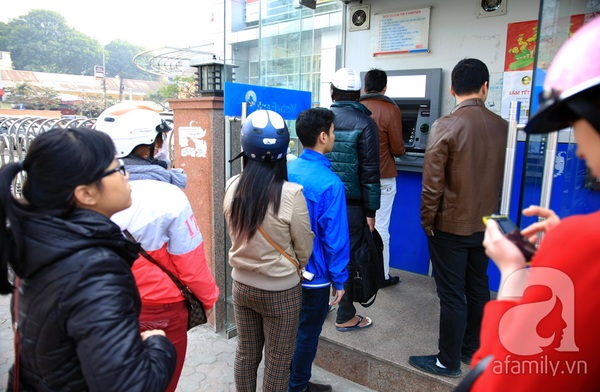Rồng rắn xếp hàng trước cây ATM để rút tiền tiêu Tết 2