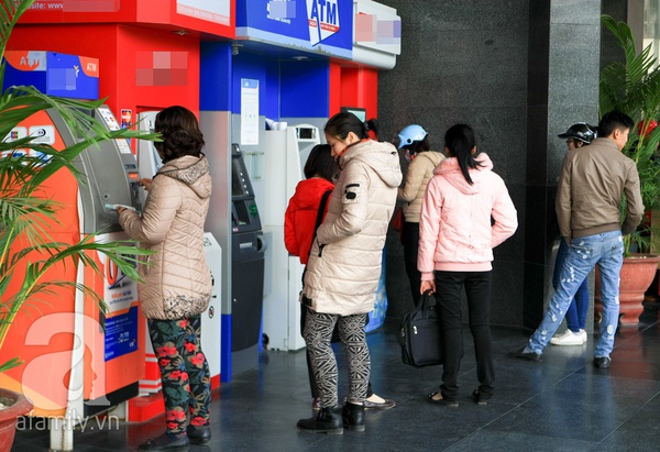 Rồng rắn xếp hàng trước cây ATM để rút tiền tiêu Tết 1