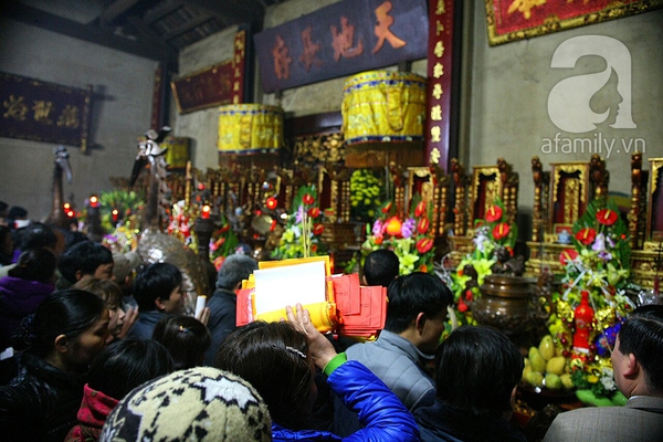 Lễ hội đền Trần: Phát ấn sớm, ai ai cũng vui mừng vì xin được ấn 15
