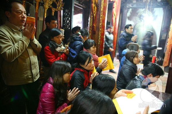 Lễ hội đền Trần: Phát ấn sớm, ai ai cũng vui mừng vì xin được ấn 14