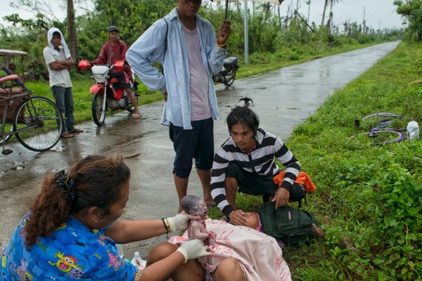 Một phụ nữ đẻ rơi con ngay trên đường đi bộ tới bệnh viện 2