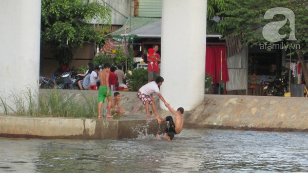 Muôn kiểu tránh nắng độc đáo của người Sài Gòn 11