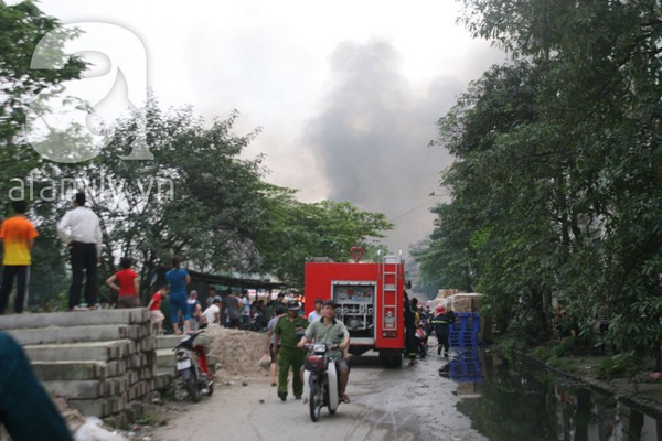 Cháy rất lớn tại KCN Vĩnh Tuy, hàng trăm người mạo hiểm lao vào cứu hàng 17