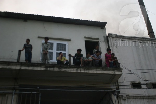 Cháy rất lớn tại KCN Vĩnh Tuy, hàng trăm người mạo hiểm lao vào cứu hàng 20