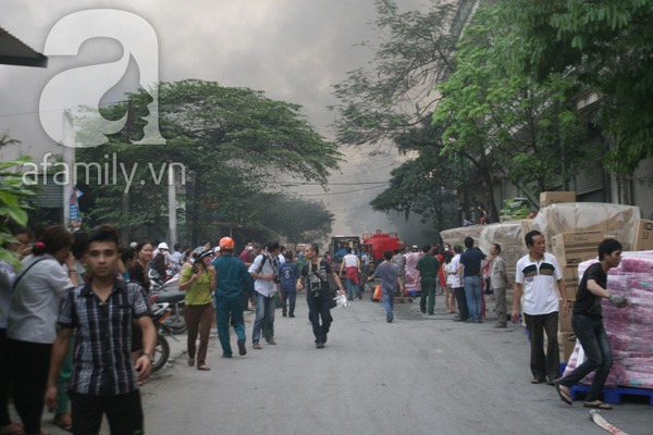 Cháy rất lớn tại KCN Vĩnh Tuy, hàng trăm người mạo hiểm lao vào cứu hàng 22