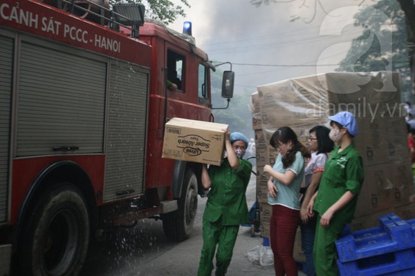 Cháy rất lớn tại KCN Vĩnh Tuy, hàng trăm người mạo hiểm lao vào cứu hàng 25