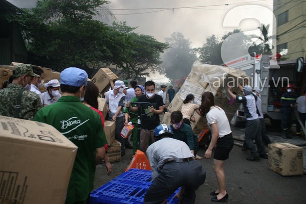 Cháy rất lớn tại KCN Vĩnh Tuy, hàng trăm người mạo hiểm lao vào cứu hàng 31