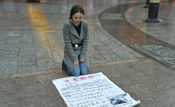 Cô gái quỳ giữa phố xin bán thân 10 năm để cứu mẹ 2