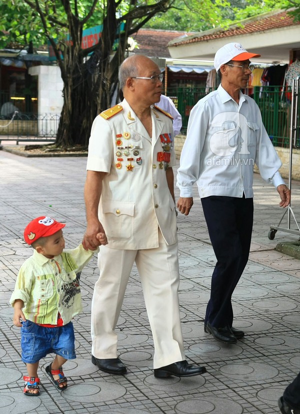 X&uacute;c động t&igrave;nh cảm của những người con trong ng&agrave;y sinh nhật B&aacute;c 3