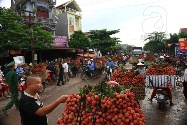 Giao thông tắc nghẽn vì người dân chở vải Lục Ngạn ùa ra khắp đường 8