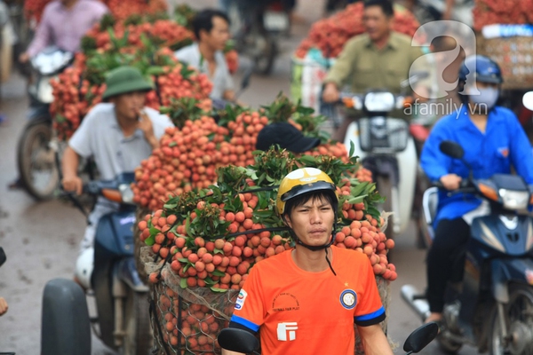 Giao thông tắc nghẽn vì người dân chở vải Lục Ngạn ùa ra khắp đường 10