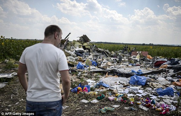 Vợ nạn nhân MH17 phải hủy thẻ tín dụng của chồng vì bị những kẻ 