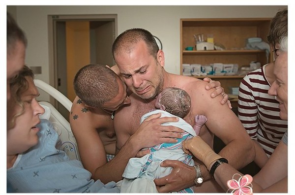 Bức ảnh hai ông bố lần đầu ôm con mới sinh khiến cộng đồng mạng rơi lệ 1