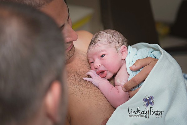 Bức ảnh hai ông bố lần đầu ôm con mới sinh khiến cộng đồng mạng rơi lệ 2