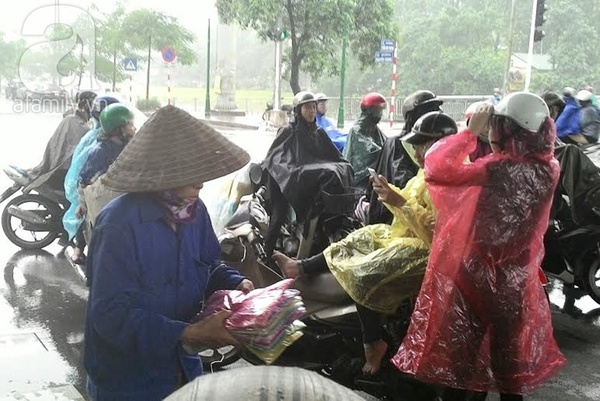 Ảnh hưởng từ bão số 2 sớm: Hà Nội mưa to, ngập lụt hầu hết các tuyến đường 11