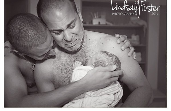 Bức ảnh hai ông bố lần đầu ôm con mới sinh khiến cộng đồng mạng rơi lệ 3