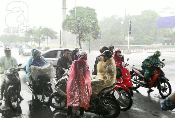 Ảnh hưởng từ bão số 2 sớm: Hà Nội mưa to, ngập lụt hầu hết các tuyến đường 12