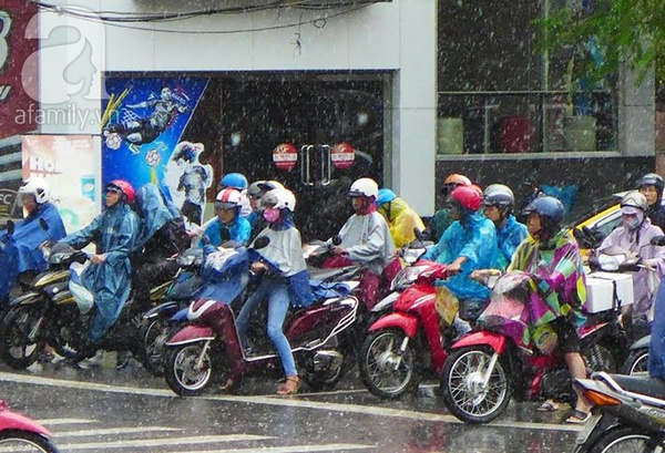 Ảnh hưởng từ bão số 2 sớm: Hà Nội mưa to, ngập lụt hầu hết các tuyến đường 14