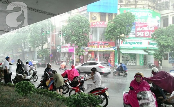 Ảnh hưởng từ bão số 2 sớm: Hà Nội mưa to, ngập lụt hầu hết các tuyến đường 13
