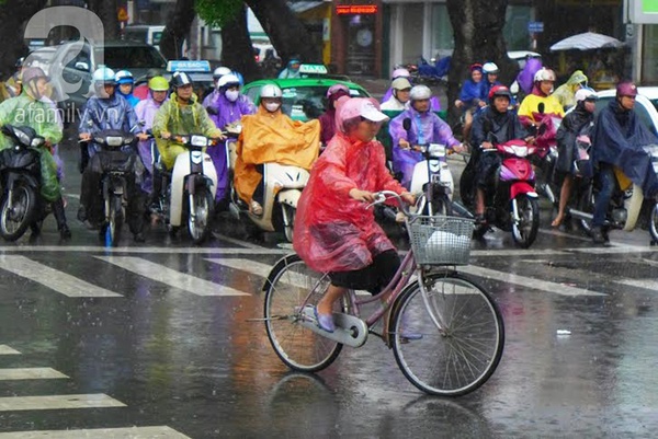 Ảnh hưởng từ bão số 2 sớm: Hà Nội mưa to, ngập lụt hầu hết các tuyến đường 15