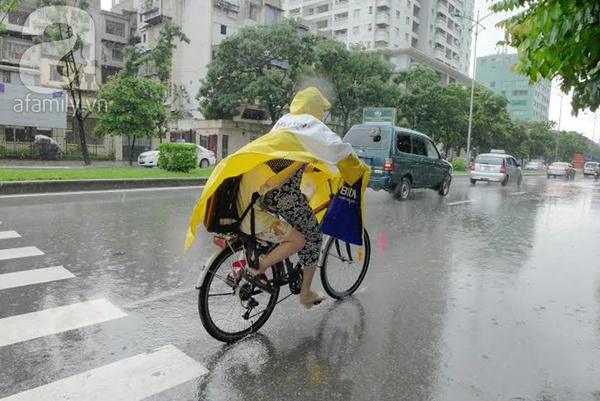 Ảnh hưởng từ bão số 2 sớm: Hà Nội mưa to, ngập lụt hầu hết các tuyến đường 16