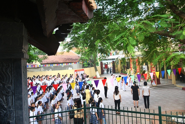 Buổi học đầu tiên của ngôi trường nằm trong Đình làng 6
